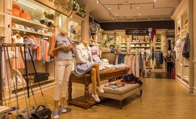 大学生创业做服装店老板,短短一年成功开两家店